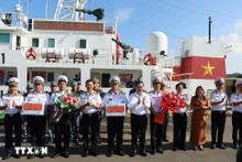 Les dirigeants du Comité provincial du Parti de Khanh Hoa offrent des cadeaux aux forces chargées du vote anticipé dans la zone spéciale de Truong Sa. Photo: VNA.