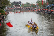 Une foule immense d'habitants et de touristes viennent participer et encourager les athlètes. Photo: vietnamnet.vn