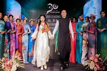 Le styliste Do Trinh Hoai Nam et les manequins. Photo: NDEL