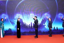 Lors de la cérémonie du lancement du logiciel « Front Numérique », intégré à l'application iHanoi. Photo : NDEL