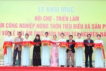 Lors de l'ouverture de la Foire-exposition des cadeaux, des produits industriels ruraux typiques et des produits OCOP (« À chaque commune son produit »), couplée au Festival culinaire des délices des Hauts Plateaux du Centre 2025, au Centre culturel et touristique provincial de Dak Lak. Photo : VNA.