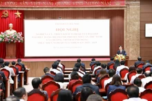 Nguyen Duy Ngoc, membre du Bureau politique et secrétaire du Comité du Parti de Hanoï, prononce le discours d'ouverture de la conférence sur l'étude, la recherche et la mise en œuvre de la Résolution et du Programme d'action du 18e Congrès du Comité du Parti de Hanoï, mandat 2025-2030. Photo : hanoimoi