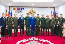 L'ambassadeur Nguyen Minh Vu est allé adresser ses vœux au Commandement général des Forces armées royales cambodgiennes, à l’occasion du Nouvel An traditionnel Chol Chnam Thmey 2026. Photo: VNA