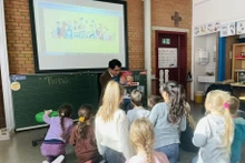 Pham Khanh Nam, représentant de la revue Huong Viet présente les livres. Photo: baoquocte