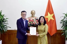 La vice-ministre des Affaires étrangères Le Thi Thu Hang remet la licence à Kim Kwan Woong, chef du bureau et correspondant résident de Financial News au Vietnam. Photo : ministère vietnamien des Affaires étrangères.