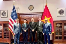 Le ministre vietnamien de l’Industrie et du Commerce, Nguyên Hông Diên (deuxième à partir de la gauche), participe à une séance de négociation avec le secrétaire américain au Commerce, Howard Lutnick, et l’ambassadeur Jamieson Greer, représentant américain au Commerce, à Washington, le 12 juin. Photo : VNA