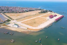 Le port de pêche de Cua Nhuong a été mis en chantier début 2024, achevé et officiellement mis en service le 20 novembre. L'ouvrage, dont le montant total d'investissement s'élève à 280 milliards de dôngs, a été construit sur un terrain de 5 hectares, répondant aux critères d'un port de pêche de catégorie II selon la Loi sur les produits aquatiques. Photo: tienphong