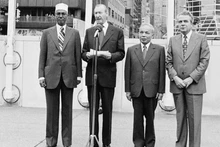 Le vice-Premier ministre et ministre des Affaires étrangères, Nguyen Duy Trinh (2e à droite), assiste à la cérémonie de lever du drapeau vietnamien au siège des Nations Unies. Photo d'archives