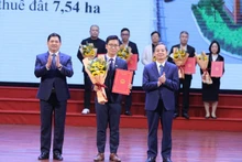 Le secrétaire du Comité provincial du Parti de Bac Ninh, Nguyen Hong Thai, et le président du Comité populaire provincial, Pham Hoang Son, présentent la décision approuvant la politique d'investissement pour le projet d'infrastructure du parc industriel. Photo : NDEL.