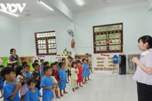 Les enseignantes qui donnent des cours de chant à des enfants, sont principalement issus des minorités ethniques Bana et Cham, à la maternelle de Canh Tien dans la commune de Canh Vinh. Photo : VOV