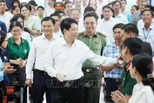 Le président vietnamien Luong Cuong (au centre) avec des électeurs des districts de Hoc Mon et Cu Chi, à Ho Chi Minh-Ville (Sud), le 28 juin. Photo : VNA.