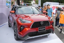 Les clients découvrent le modèle hybride Yaris Cross lors d'un événement tenu à Hanoï le 27 septembre. Photo : TMV