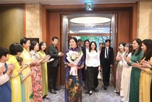 La Première dame Ngo Phuong Ly rencontre des épouses vietnamiennes en République de Corée. Photo : VNA.