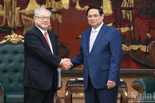 Le Premier ministre Pham Minh Chinh (à droite) et Nishimura Teiichi, président de l'Association d'amitié Japon-Vietnam de la région du Kansai. Photo : NDEL
