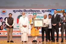 Chu Bao Que reçoit un prix au Festival international du film de l'Haryana. Photo : NVCC.