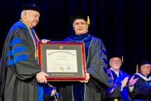 Le docteur, homme d'affaires et ancien combattant Nguyen Xuan Lam, président du Conseil d'Administration de la Société d'Investissement 3H et directeur de la Clinique polyvalente internationale Yersin, est honoré du titre de professeur honoraire par l'Université Internationale Américaine (IAU). Photo: NDEL