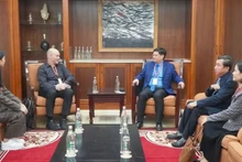 Les dirigeants de la ville de Hue travaillent avec les représentants de SVEF. Photo: baoquocte