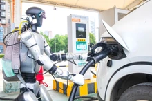 Un robot aide à recharger des véhicules électriques dans une station de recharge à Huangshi, dans la province du Hubei, en Chine, en septembre 2025. Photo : China Daily