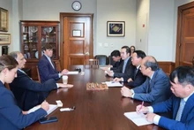 Le ministre vietnamien de l’Agriculture et de l’Environnement, Do Duc Duy travaille avec le sénateur John Boozman, président du Comité sénatorial de l’Agriculture, de la Nutrition et des Forêts. Photo : VNA.