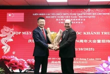 Ho Xuan Lam (à droite), vice-président et secrétaire général de l'Union municipale des organisations d'amitié, et Tang Li, consul général de Chine à Ho Chi Minh-Ville, lors de la rencontre. Photo : VNA.