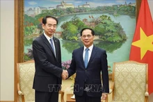 Le vice-Premier ministre Bui Thanh Son (à droite), et He Wei, ambassadeur de Chine au Vietnam. Photo : VNA.