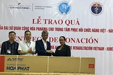 Nubiela Ayala Modes, ambassadrice du Panama au Vietnam, remet des cadeaux aux représentants du Centre de Réhabilitation fonctionnelle Vietnam – République de Corée. Photo : Ambassade du Panama au Vietnam