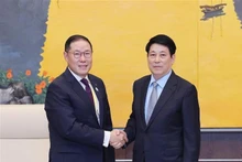 Le président Luong Cuong (droite) et le président du Conseil consultatif des affaires de l’APEC 2025, Hyun Sang Cho. Photo : VNA.