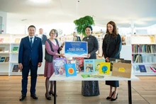 Mme Ngo Phong Ly (2e à droite) offre des livres à la Bibliothèque centrale Oodi. Photo : VNA.