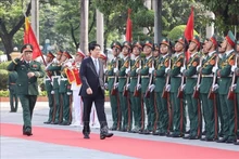 Le président Luong Cuong passe en revue la Garde d'honneur. Photo : VNA.