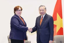 Le secrétaire général du Parti communiste du Vietnam, To Lam et Mme Tiina Sandberg, présidente du Parti communiste finlandais. Photo : VNA.