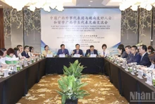 Lors de la rencontre avec des personnalités de l'amitié et des étudiants vietnamiens ayant étudié au Guangxi, en Chine. Photo: NDEL