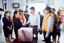 Le secrétaire général du Parti, Tô Lâm, se rend auprès des habitants des zones inondées du village de Khuông Pho Dông, commune de Quang Diên, ville de Huê. Photo : VNA