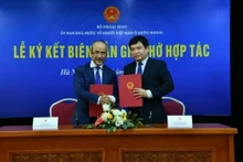 Nguyen Trung Kien, président du Comité d'État pour les Vietnamiens à l'étranger, et le Professeur associé Dang Hoai Bac, représentant l'Académie des Postes et Télécommunications, signent le mémorandum d'entente sur la coopération. Photo : baoquocte