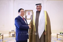 Le Premier ministre Pham Minh Chinh (à gauche) rencontre le Prince héritier Cheikh Sabah Khaled Al-Hamad Al-Sabah. Photo : VNA.