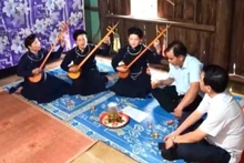Hoang Van Soan (2e à droite) lors d'un spectacle de chant Then et de luth Tinh dans le village de Po Nang, commune de Kon Thup, district de Mang Yang, province de Gia Lai. Photo: NDEL