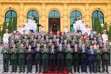 Le président de la République, Luong Cuong, et les délégués. Photo: VNA