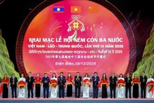 Lors de l'ouverture du 9ᵉ Festival de lancer de “còn” (balles de tissu) réunissant le Vietnam, le Laos et la Chine, placé sous le thème : « Solidarité, amitié – Attachement frontalier – Développement commun ». Photo : VNA.