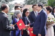 Le président de l'Assemblée nationale, Tran Thanh Man, et son épouse, Nguyen Thi Thanh Nga, ont rencontré la communauté vietnamienne en Suisse le 27 juillet (heure locale) à Genève. Photo : VNA.