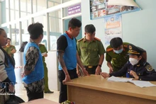 Sur la photo : les autorités contrôlent strictement la zone du poste frontière international de Dinh Ba afin de prévenir et de lutter contre les entrées et sorties illégales. Photo : VNA.