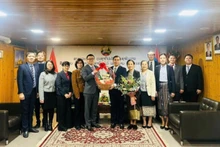 Vu Le Thai Hoang, ambassadeur vietnamien en Austriche a offert un bouquet de fleurs à l'ambassadeur du Laos, Khampheng Douangthongla, à son épouse et à l'ensemble du personnel de l'Ambassade du Laos. Photo: VOV
