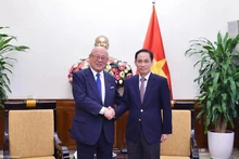 Le ministre des Affaires étrangères Le Hoai Trung (droite) et Takebe Tsutomu, conseiller spécial de l’Alliance des parlementaires d’amitié Japon – Vietnam. Photo : VNA
