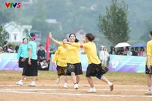 Les footballeuses vêtues de leurs costumes traditionnels sont entrées sur la pelouse. Photo: VOV