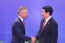 Le président de la République du Vietnam, Luong Cuong (droite) et le vice-ministre australien chargé des Affaires étrangères et du Commerce, Matt Thistlethwaite. Photo : VNA.
