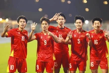 Des joueurs vietnamiens célèbrent le premier but de Quoc Viet. Photo : AFC/VNA