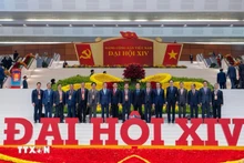 L’ambassadeur du Vietnam en France, Trinh Duc Hai (troisième à partir de la droite) avec des délégués participant au 14e Congrès national du Parti. Photo : VNA.