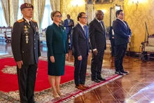 L'ambassadeur Nguyen Viet Cuong présente ses lettres de créance au président de la République de l'Équateur, Daniel Noboa. Photo: baoquocte