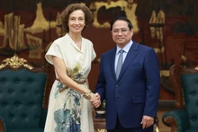 Le Premier ministre Pham Minh Chinh serre la main de la directrice générale de l’UNESCO, Audrey Azoulay, à Hanoi, le 28 juin. Photo : VNA.