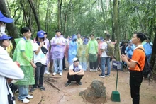 De nombreux jeunes et étudiants vietnamiens d'outre-mer étaient très enthousiastes à l'idée de visiter le site des Tunnels de Cu Chi. Photo: Thanh Long