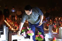 Le Premier ministre Pham Minh Chinh brûle de l'encens à la mémoire des martyrs au cimetière national des martyrs de Truong Son, le 26 juillet. Photo : VNA.