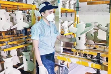 Dans une usine de Juki Vietnam Co., Ltd. (Japon), zone franche d'exportation de Tan Thuan, Hô Chi Minh-Ville. Photo: NDEL